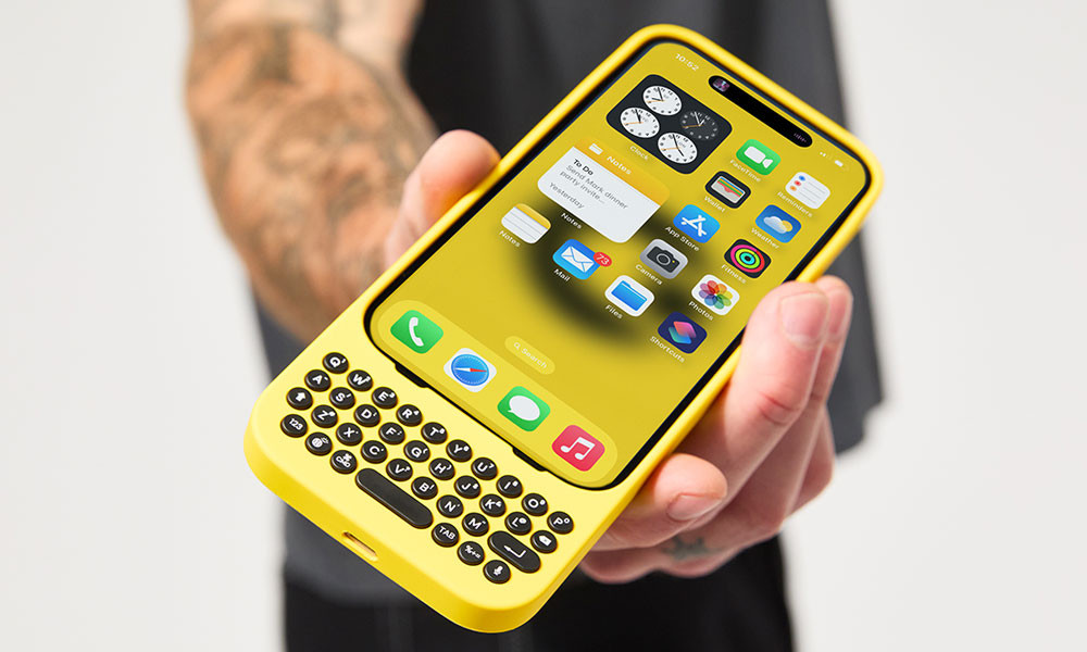 Bàn phím Clicks Creator sẽ biến iPhone thành một thiết bị giống như BlackBerry có bàn phím. Nó rất hoài cổ, giúp tăng đáng kể tốc độ nhắn tin mà còn cho phép bạn nhắn tin theo cảm giác, không cần nhìn vào màn hình khi nhắn tin. Ảnh: NSX.