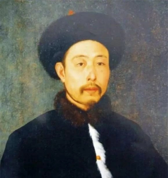 Trong tranh của Castiglione, Càn Long có khuôn mặt khá gầy gò trông rất anh hùng, bộ ria mép và chiếc mũi móc câu khiến người ta cảm nhận được sự uy nghiêm và độc đoán của vị hoàng đế lừng danh.