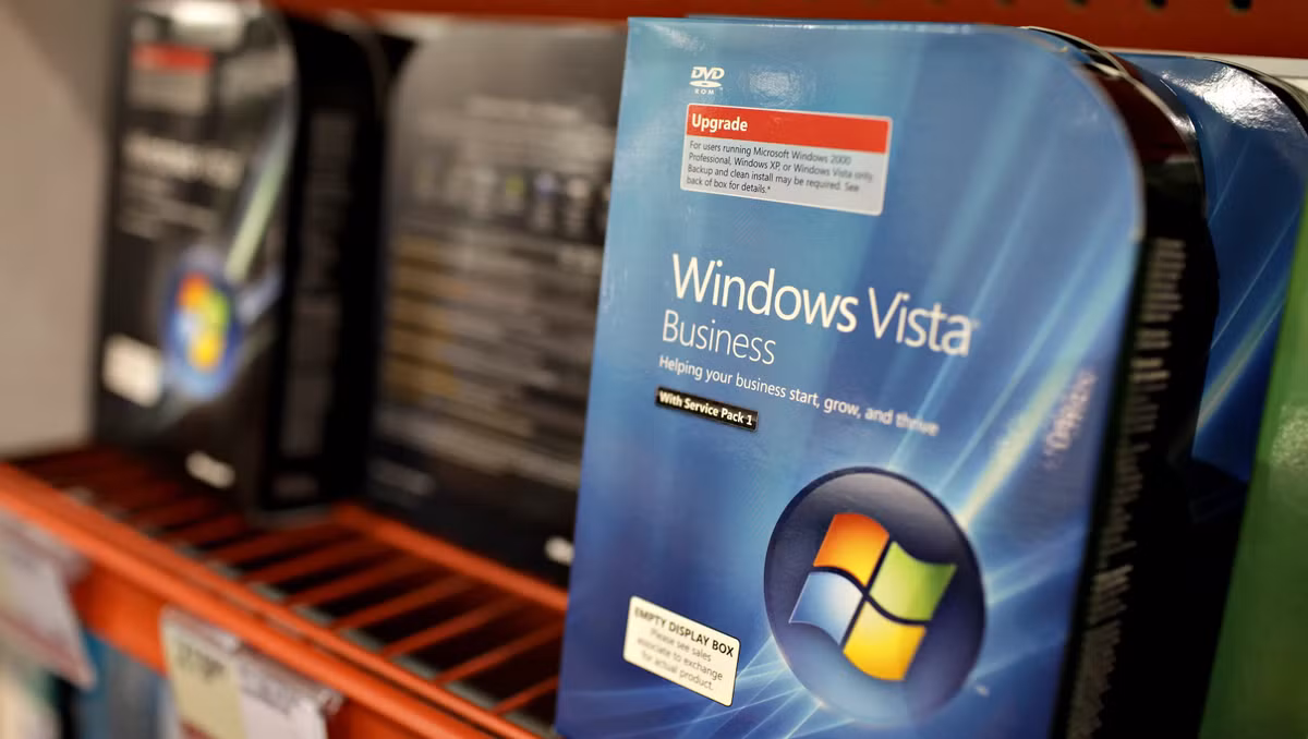 Ở phiên bản "bị người dùng hắt hủi" Windows Vista, cùng với trào lưu bóng bẩy, Microsoft thêm một vòng tròn nổi bao bên ngoài bốn ô cửa sổ. Người dùng Windows XP chê bai nó thậm tệ đến nổi bản Windows 7 phải ra đời rất nhanh sau đó. Ảnh Microsoft