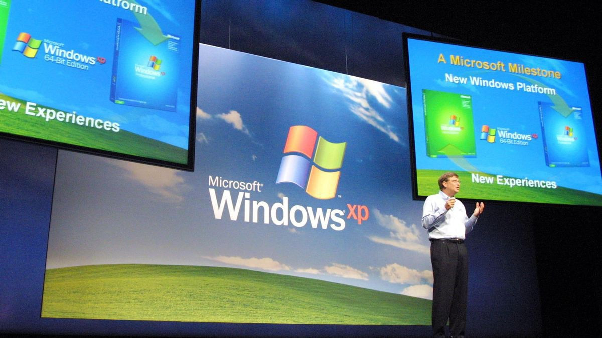 Đến năm 2001, khi Bill Gates giới thiệu Windows XP, người ta nhận thấy Microsoft đã tinh giản ý tưởng lá cờ bay thành bốn tấm màu đơn giản tung bay trong gió. Các màu tương tự vẫn được giữ nguyên, nhưng đường viền màu đen đã biến mất. Ảnh Microsoft
