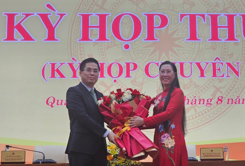 Ong Nguyen Hoang Giang lam Chu tich UBND tinh Quang Ngai