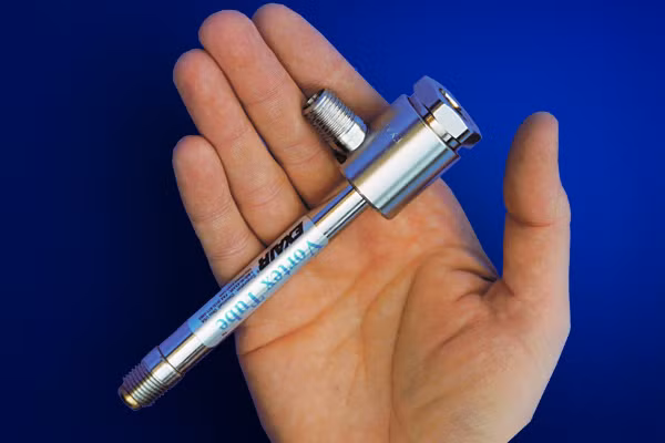 Ở một số xưởng gia công cơ khí, vì lúc nào cũng có sẵn khí nén nên đôi khi người ta cung cấp cho công nhân sử dụng như một dụng cụ làm mát cá nhân để chống nóng. (Ảnh:Tuệ Minh).