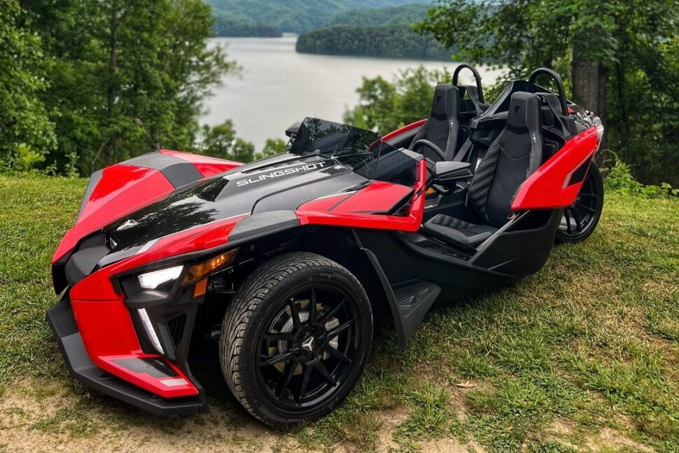 Polaris Slingshot: Đến luật pháp các nước còn không phân biệt được. Dù là được xuất xưởng là ô tô, có mui xe có thể tháo rời nhưng ở một số nước, bắt buộc bạn phải đội mũ bảo hiểm xe máy khi lái. Với hai bánh trước và một bánh sau, nhiều tài xế đồng ý rằng Polaris Slingshot thực sự rất thú vị. Động cơ bốn xi-lanh có thể sản sinh công suất lên đến 203 mã lực. Các tiện ích như kiểm soát hành trình, ghế có sưởi và làm mát cùng màn hình thông tin giải trí 7 inch đều có sẵn. Nó có giá khởi điểm khoảng 22.000 đô la. Ảnh: Polaris moto