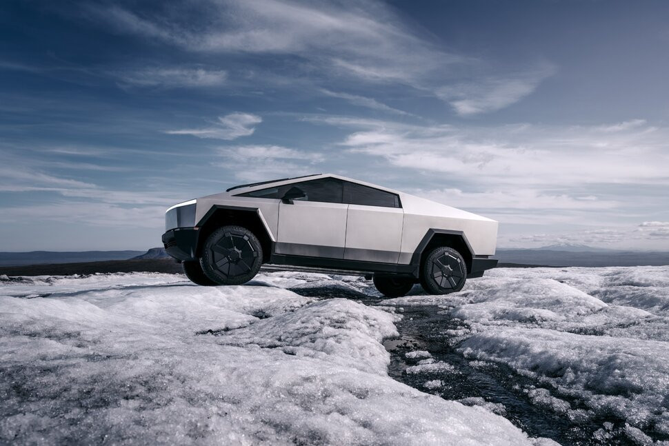 Xe tải Tesla Cybertruck - Cybertruck tự hào có bộ khung ngoài bằng thép không gỉ siêu cứng, kính giáp chắc chắn và cách âm. Chiếc xe tải điện này có rất nhiều không gian trữ đồ bổ sung ở cốp trước và trong nhiều ngăn khác nhau xung quanh xe. Ảnh: Telsa