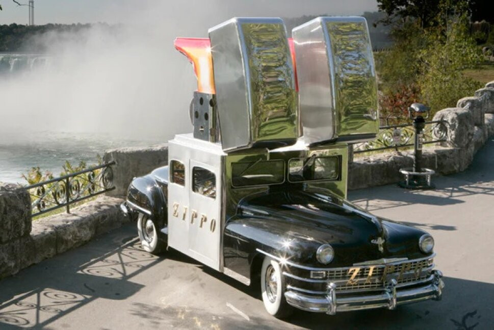 Xe Zippo: Thịnh hành vào những năm 1940. Zippo Car chính xác là như tên gọi của nó - một chiếc xe có bật lửa Zippo khổng lồ ở trên. Hai cái Zippo có thể mở và đóng giống như bật lửa Zippo thực sự. Chiếc xe bắt mắt này là tầm nhìn của nhà phát minh bật lửa Zippo George G. Blaisdell. Nó được chế tạo trên một chiếc Chrysler Saratoga 1947, và ngọn lửa được tạo ra bằng đèn neon có thể tháo rời và chữ Zippo bên hông bằng vàng 24 karat. Chiếc xe duy nhất này đã bị... mất tích trong lúc sửa chữa. Ảnh: Zippo MFG