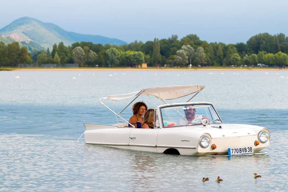 Amphicar 1961 - Một chiếc xe đa năng thực tế và hữu ích, chiếc Amphicar do Đức sản xuất đã ra mắt thị trường năm 1961, và đây là chiếc xe chở khách lội nước dân dụng duy nhất từng được sản xuất hàng loạt. Hơn 3.000 chiếc đã được nhập khẩu vào Hoa Kỳ. Chiếc xe mui trần đa dụng có động cơ Triumph Herald 4 xi-lanh. Lốp trước đóng vai trò bánh lái, dẫn hướng xe qua mặt nước và một cặp chân vịt cung cấp tốc độ di chuyển lên đến bảy hải lý (13km/giờ). Ảnh: Gregory Dubus (Còn nữa...)