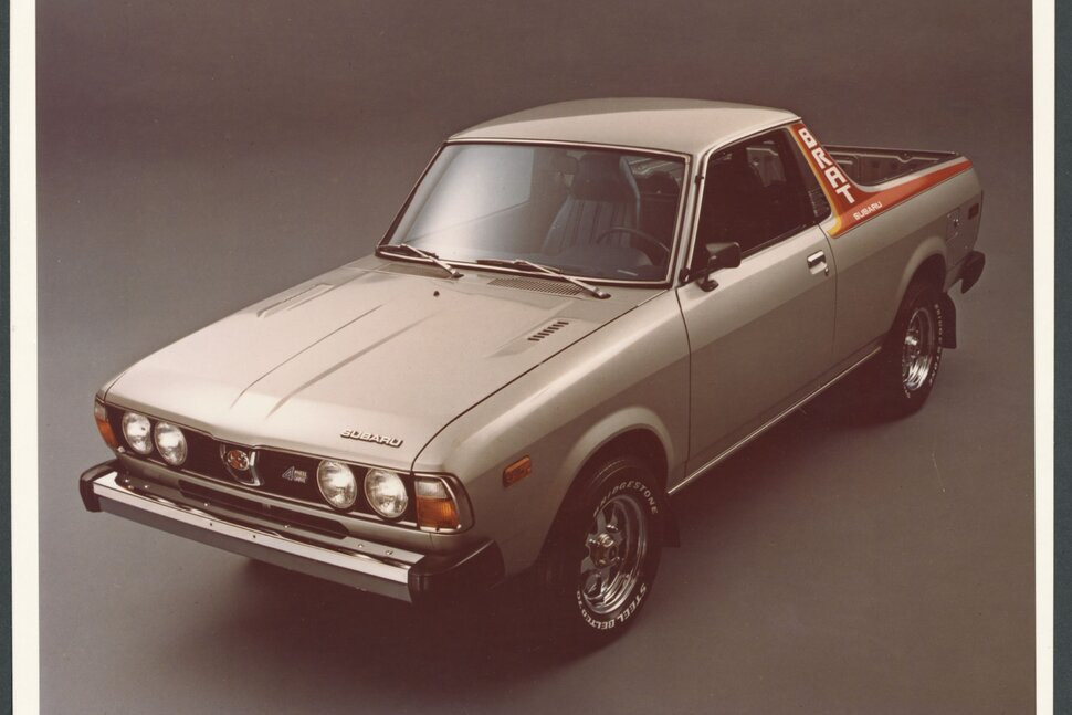 Subaru Brat 1978: Subaru Brat viết tắt của Bi-drive Recreational All-terrain Transporter (Dẫn động 4 bánh kích hoạt 1 nút) là kết quả của kiểu làm ăn né thuế đậm chất Mỹ. Thời đó, nhập khẩu một chiếc xe bán tải từ Nhật Bản vào Hoa Kỳ bị đánh thuế rất cao. Subaru đã giải quyết được vấn đề thuế quan phiền phức đó bằng cách thêm một hàng ghế vào thùng xe và gọi Brat là xe chở khách để né thuế trong suốt 10 năm bán chiếc xe này. Chính quyền Liên bang đành chịu thua, còn người dùng chỉ việc ném đi hàng ghế lắp cho có đi là xong. Ảnh: Subaru Inc