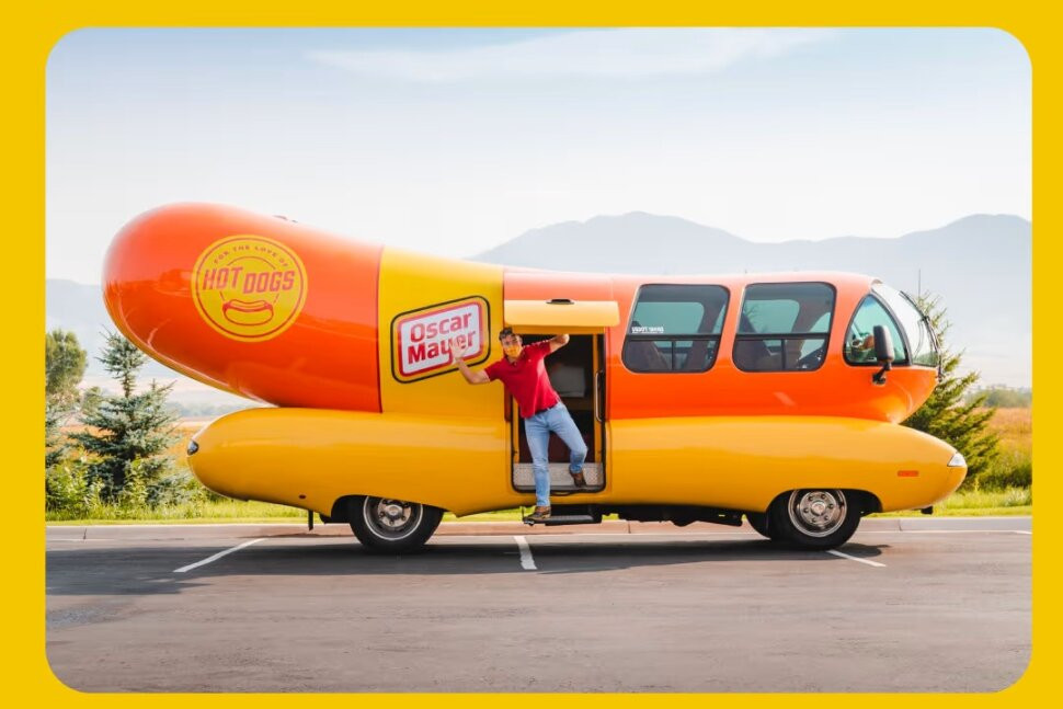Oscar-Mayer - “Xe bán xúc xích" Oscar Mayer Wienermobile đã có mặt gần 100 năm! Xe được Carl Mayer tạo ra vào năm 1936 như một chiêu quảng cáo. Hiện tại, luôn có sáu chiếc trên đường và thậm chí người Mỹ có thể truy cập trang web của Oscar Mayer để theo dõi chiếc xe gần bạn nhất và yêu cầu nó ghé qua nhà. Nó có động cơ Chevrolet V8 6.0 lít. Bên trong là sáu chiếc ghế màu mù tạt và tương cà sang trọng. Ảnh: Kraft Heinz