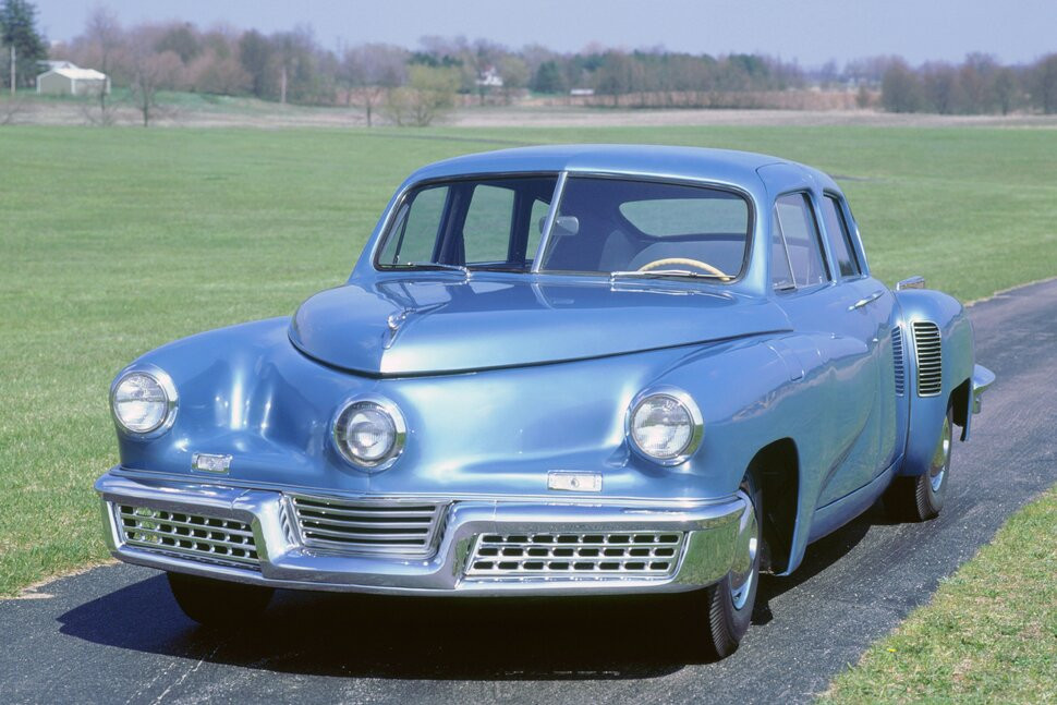 1948 Tucker 48: Đôi khi được gọi là Tucker Torpedo do phần mũi hình viên đạn, là chiếc xe an toàn nhất thời điểm đó. Xe có khung bao quanh toàn bộ và thanh chống lật để bảo vệ hành khách khỏi chấn thương do va chạm. Đèn pha trung tâm xoay theo hướng vô lăng xoay để chiếu sáng khi vào cua. Bên trong, cột lái được thiết kế để ngăn ngừa thương tích cho người lái. Công ty Tucker chỉ sản xuất 51 chiếc ô tô, trong đó có 47 chiếc còn tồn tại đến ngày nay. Ảnh: Gety Image