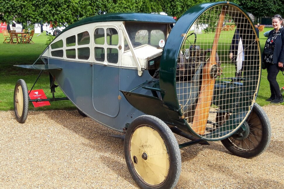  1921 Leyat Helica - Được tạo ra bởi nhà thiết kế máy bay hai tầng cánh người Pháp Marcel Leyat, Leyat Helica với trọng lượng nhẹ và hình thái khí động học. Helica có động cơ Harley-Davidson v-twin (hai xi-lanh) 1.000cc công suất 18 mã lực và thân xe bằng gỗ dán nhẹ, có trọng lượng 550 pound. Năm 1927, một chiếc Helica đã đạt tốc độ tối đa 106 dặm/giờ. Chỉ có 30 chiếc được chế tạo và có thông tin cho rằng đã bán được 23 chiếc. Ảnh: Liam Walker