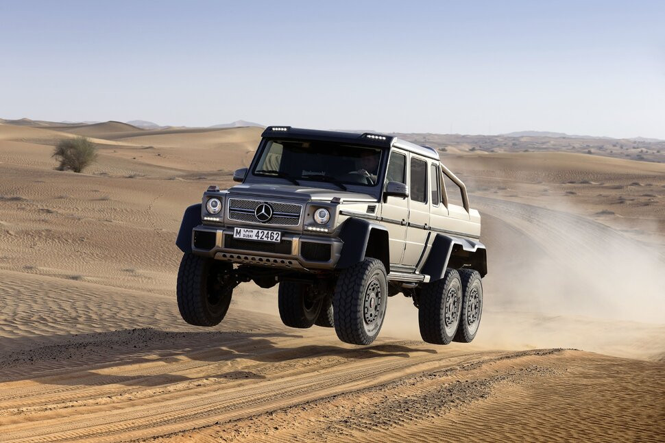 Mercedes-AMG G63 6x6 2014: Với vẻ ngoài mạnh mẽ và hầm hố cùng nội thất sang trọng không cân xứng, nó là con G-63 được cải tiến bổ sung thêm một trục cho thùng bán tải, giúp xe tải có hệ dẫn động sáu bánh. Có năm khóa vi sai và phần cứng chuyên dụng khác cùng động cơ V8 tăng áp kép 544 mã lực. Cabin với vật liệu sang trọng hoàn thiện cấp độ S-Class. Ghế ngồi được bọc da khâu hình kim cương, trong khi trần xe là Alcantara. Ảnh: Toyota motor.