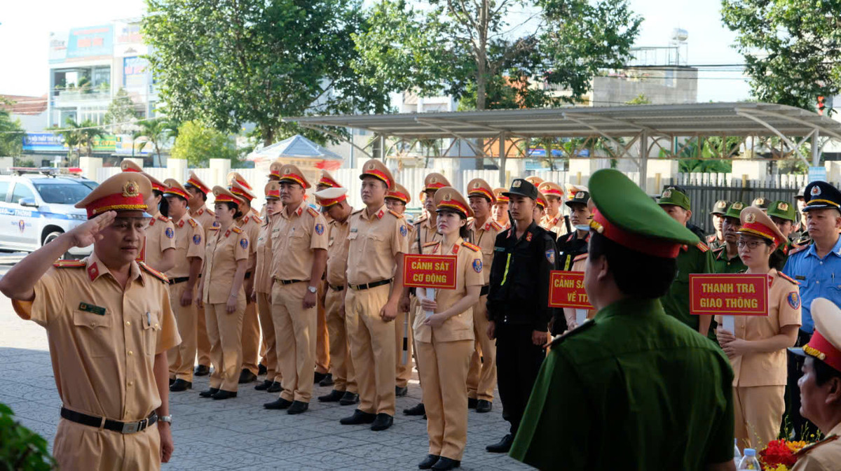 Ung truc 100% luc luong CSGT dam bao ATGT cho hoc sinh den truong-Hinh-2