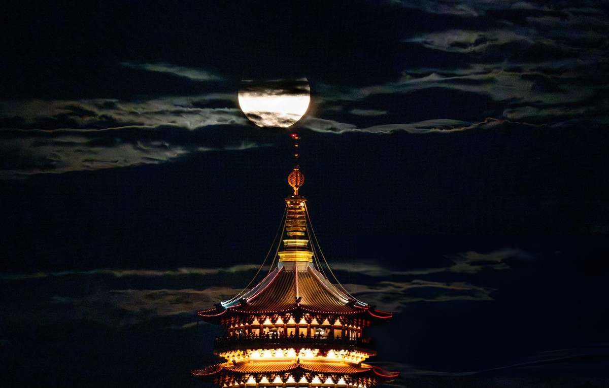 siêu trăng xanh được chụp ở gần khu vực Tháp Lôi Phong, tỉnh Chiết Giang, Trung Quốc. Ảnh: Getty