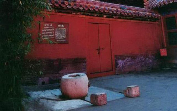 Thứ hai, Tử Cấm Thành là một nơi rộng lớn, của cải ở đây cũng nhiều. Nhưng chắc chắn nhiều thứ hoàng đế không dùng hoặc thậm chí chưa từng để ý đến. Hoạn quan và cung nữ được cho là đã ăn trộm nhằm tuồn ra ngoài bán lấy tiền, nếu không tuồn được thì phi tang bằng cách ném xuống giếng. Ảnh CNRP