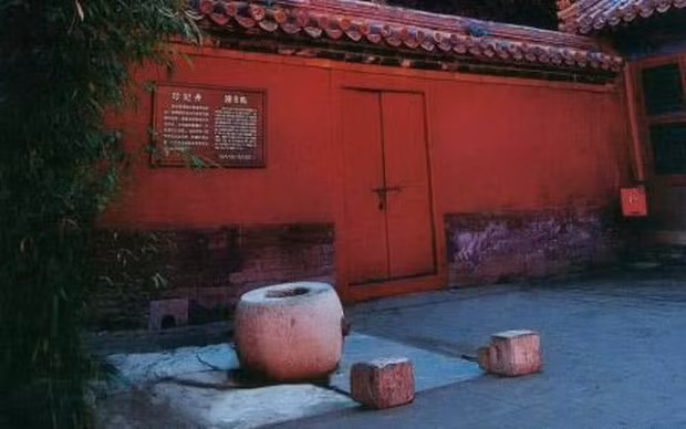 Thứ hai, Tử Cấm Thành là một nơi rộng lớn, của cải ở đây cũng nhiều. Nhưng chắc chắn nhiều thứ hoàng đế không dùng hoặc thậm chí chưa từng để ý đến. Hoạn quan và cung nữ được cho là đã ăn trộm nhằm tuồn ra ngoài bán lấy tiền, nếu không tuồn được thì phi tang bằng cách ném xuống giếng. Ảnh CNRP