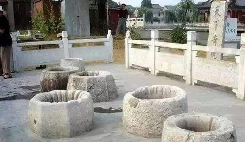 Theo số liệu, hiện trong Tử Cấm Thành vẫn còn hơn 70 chiếc giếng cổ lớn nhỏ khác nhau, chưa tính những chiếc giếng đã bị san lấp hoặc hư hỏng. Tương truyền xưa kia, những chiếc giếng được xây dựng dùng để chữa cháy trong Tử Cấm Thành. Ảnh CNRP