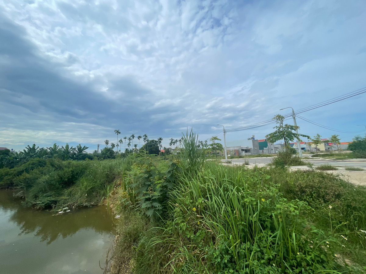 Quảng Ngãi: Nhường đất cho cao tốc, dân tái định cư phải đối mặt sạt lở - Hình 2 Quang Ngai: Nhuong dat cho cao toc, dan tai dinh cu phai doi mat sat lo-Hinh-2