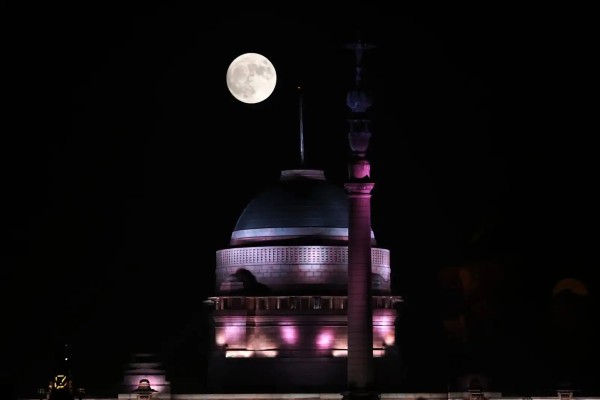 Siêu trăng xanh đêm qua mọc trên đỉnh Đền thờ Taj Mahal - Ấn Độ. Ảnh Indian Epress