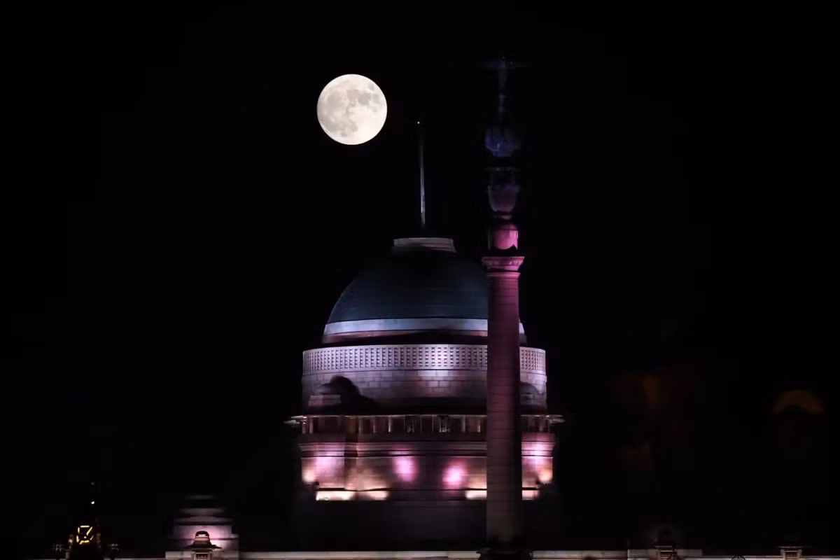 Siêu trăng xanh đêm qua mọc trên đỉnh Đền thờ Taj Mahal - Ấn Độ. Ảnh Indian Epress