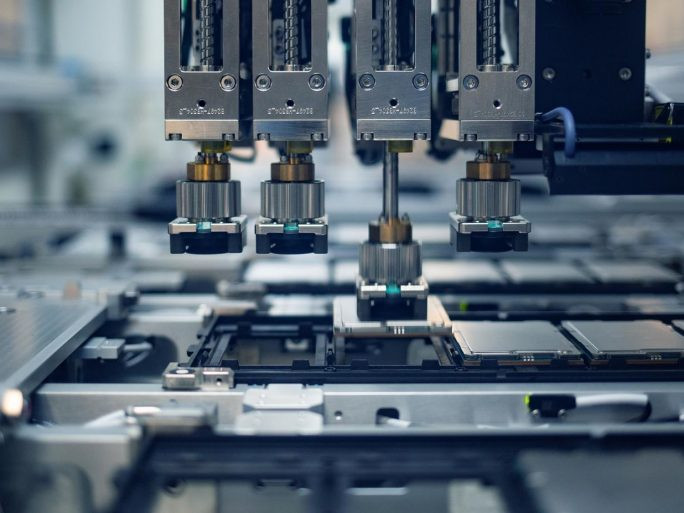 Khủng hoảng bủa vây khiến cổ phiếu Intel giảm kỷ lục trong 50 năm - Hình 2 Khung hoang bua vay khien co phieu Intel giam ky luc trong 50 nam-Hinh-2