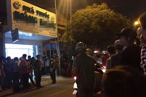 Nhà chức trách trắng đêm phong tỏa hiện trường để khám nghiệm, điều tra vụ án cô gái trẻ chết bất thường nghi bị sát hại trong nhà thuốc tây.