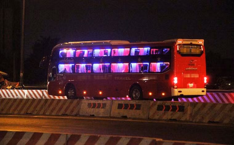 Giờ đây, để thu hút "thượng đế", các nhà xe cạnh tranh quyết liệt với những dịch vụ tốt nhất nên đã đầu tư đáng kể. Những chiếc xe sang trọng, trông như "khách sạn 5 sao di động" tấp nập trên mọi nẻo đường đưa hành khách về quê trong dịp Tết Mậu Tuất.