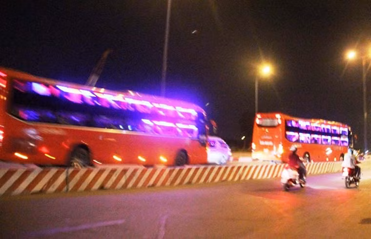 Theo ghi nhận của PV Kiến Thức, hiện trên địa bàn TP HCM có gần trăm thương hiệu xe khách chất lượng cao với hàng ngàn phương tiện đạt tiêu chuẩn, trang bị hiện đại đủ đáp ứng nhu cầu vận chuyển hành khách về các tỉnh miền Trung, phía Bắc...