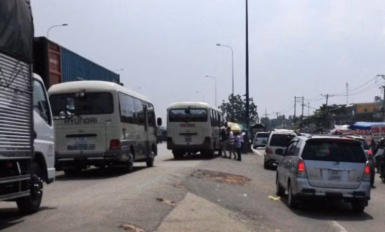 Giờ đây, xe dù, bến cóc dọc các tuyến quốc lộ, cửa ngõ TP.HCM lâm cảnh điê đứng, ế ẩm vì đã bị người dần thờ ơ.