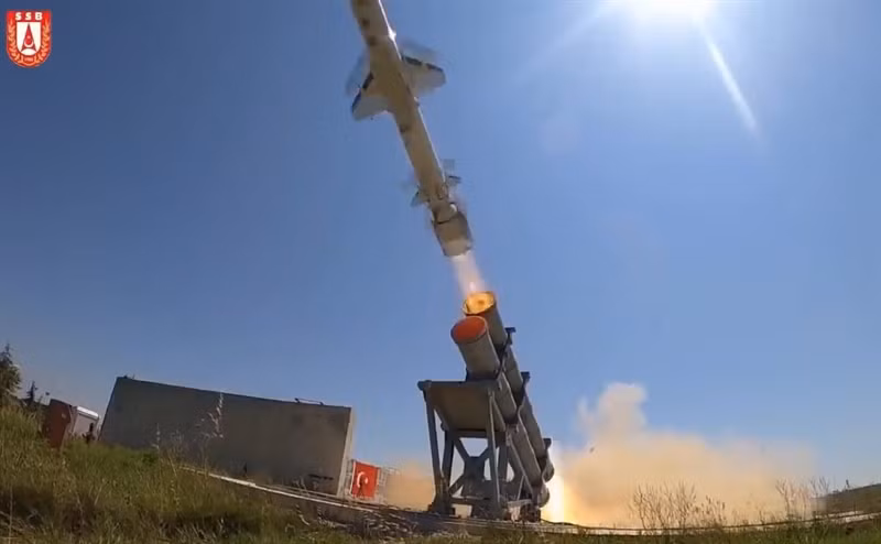 Cuộc thử nghiệm được thực hiện từ bệ phóng trên mặt đất tại khu vực không được tiết lộ bên bờ Biển Đen. Trước khi phóng từ bệ trên mặt đất, Atmaca đã nhiều lần thử thành công từ bệ phóng trên hạm TCG Kinaliada.