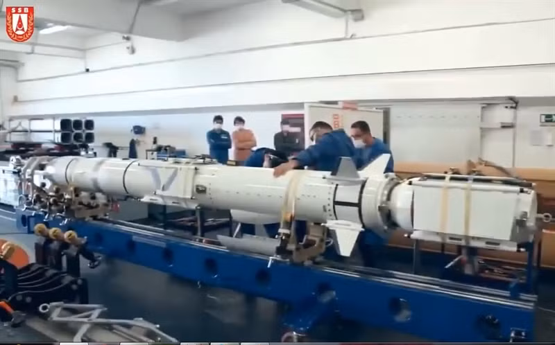 Roketsan chính thức phát triển tên lửa Atmaca từ năm 2009. Tên lửa có thể hoạt động trong mọi điều kiện thời tiết, đạt hiệu quả cao trong việc chống các mục tiêu di chuyển và cố định trên biển. Tầm hoạt động tối đa của Atmaca khoảng 250km. Với bắn này, Atmaca đã cho thấy sự vượt trội của mình so với tên lửa chống hạm tiêu chuẩn của Hải quân Mỹ là AGM-84 Harpoon.