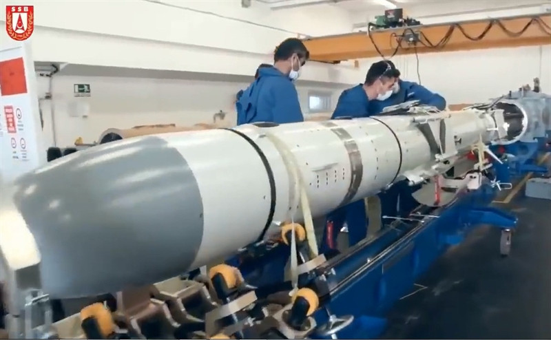 Giống như các loại tên lửa khác, Atmaca được phóng ra từ ống phóng sử dụng động cơ tên lửa, giúp đẩy tên lửa di chuyển với tốc độ cao. Sau khi kết thúc quá trình đẩy, động cơ phản lực sẽ được kích hoạt và giúp tên lửa bay tới vị trí mục tiêu. Nhờ tích hợp một radar đo độ cao nên tên lửa có thể bay ngay bên trên sóng biển dễ dàng để tránh bị bắn hạ khi tấn công kẻ thù.