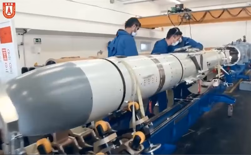 Giống như các loại tên lửa khác, Atmaca được phóng ra từ ống phóng sử dụng động cơ tên lửa, giúp đẩy tên lửa di chuyển với tốc độ cao. Sau khi kết thúc quá trình đẩy, động cơ phản lực sẽ được kích hoạt và giúp tên lửa bay tới vị trí mục tiêu. Nhờ tích hợp một radar đo độ cao nên tên lửa có thể bay ngay bên trên sóng biển dễ dàng để tránh bị bắn hạ khi tấn công kẻ thù.