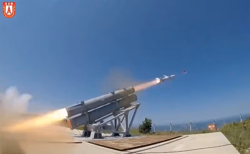 Những tên lửa chống hạm AGM-84 do Mỹ sản xuất bị thay thế bằng dòng tên lửa Atmaca do nhà thầu quốc phòng Roketsan của Thổ Nhĩ Kỳ tự nghiên cứu và phát triển. Ngoài ra, hệ thống quản lý tàu Advent do Roketsan- và Havelsan chế tạo cũng được lắp đặt lần đầu tiên trên chiến hạm tàng hình Kinaliada.