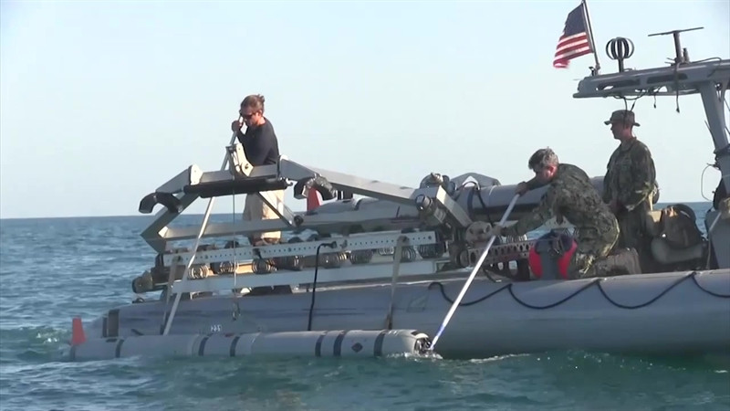 Ngoài ra, phần đầu của thiết bị dài khoảng 1,5 m trông rất giống ngư lôi này gắn cảm biến sonar để quan sát đáy biển, phát hiện mục tiêu, còn phần đuôi gắn ăng ten để truyền và nhận thông tin từ căn cứ, tàu chiến nổi hoặc tàu ngầm. Các cuộc thử nghiệm dưới biển đến nay đều thành công và chứng tỏ hiệu quả của chiếc UUV này.