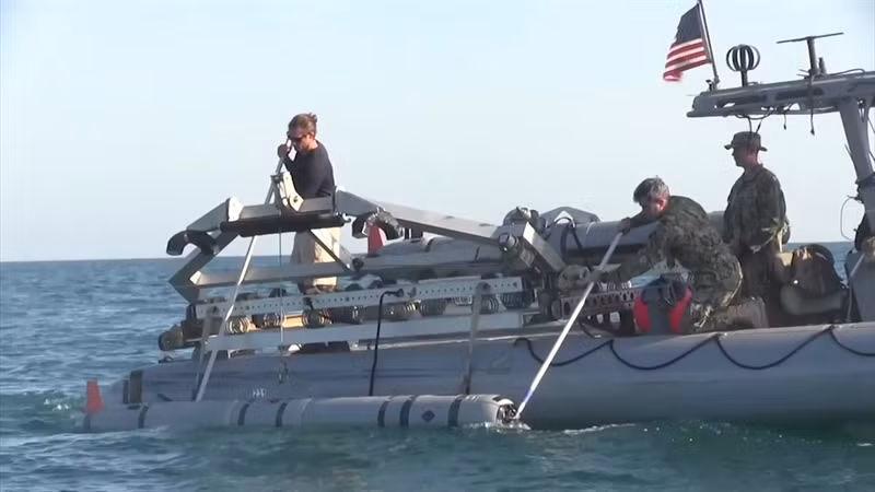 Ngoài ra, phần đầu của thiết bị dài khoảng 1,5 m trông rất giống ngư lôi này gắn cảm biến sonar để quan sát đáy biển, phát hiện mục tiêu, còn phần đuôi gắn ăng ten để truyền và nhận thông tin từ căn cứ, tàu chiến nổi hoặc tàu ngầm. Các cuộc thử nghiệm dưới biển đến nay đều thành công và chứng tỏ hiệu quả của chiếc UUV này.