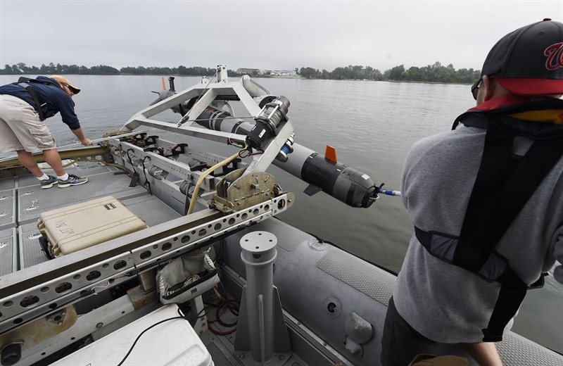 Hãng Teledyne Benthos, nơi nghiên cứu chế tạo Slocum Glider mô tả: "UUV Slocum Glider mang theo nhiều loại cảm biến khác nhau, chúng có thể được lập trình để tuần tra trong nhiều tuần, trồi lên mặt nước để truyền dữ liệu trong khi tải xuống những mệnh lệnh mới".