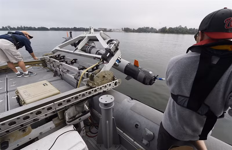 Hãng Teledyne Benthos, nơi nghiên cứu chế tạo Slocum Glider mô tả: "UUV Slocum Glider mang theo nhiều loại cảm biến khác nhau, chúng có thể được lập trình để tuần tra trong nhiều tuần, trồi lên mặt nước để truyền dữ liệu trong khi tải xuống những mệnh lệnh mới".