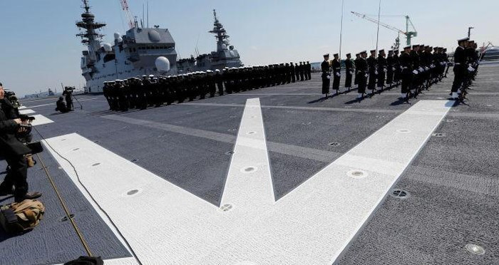 Hiện tại JS Kaga là 1 trong 2 tàu chiến lớn nhất của Nhật Bản kể từ sau Thế chiến II. Mỗi tàu có thủy thủ đoàn 970 người.