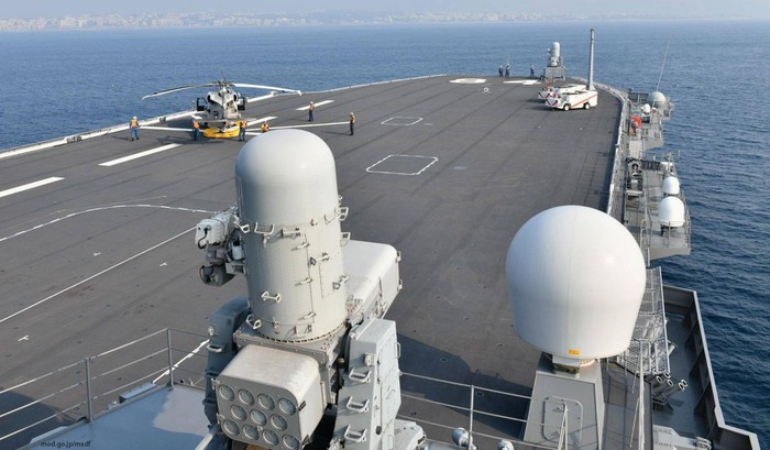 Giới chức Tokyo tiết lộ, tàu có thể mang các trực thăng tác chiến chống ngầm SH-60K Seahawk và trực thăng MCH-101 rà phá thủy lôi cải tiến.