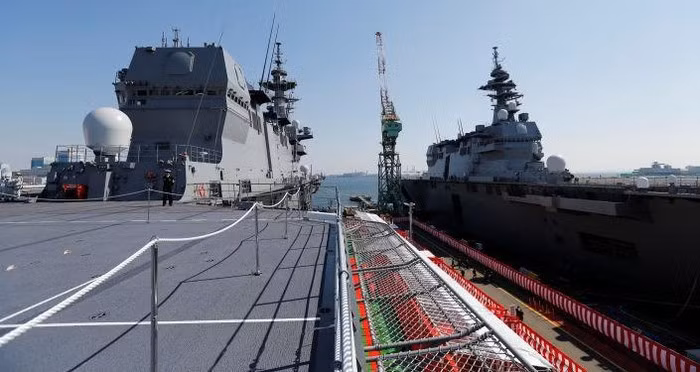 Chiến hạm này còn được thiết kế để trong trường hợp cần huy động sẽ mang theo tối đa 7 chiếc SH-60K và 7 chiếc MCH-101. Hiện Nhật Bản đang có kế hoạch cải tạo loại tàu chiến này để mang theo các tiêm kích tàng hình F-35B.