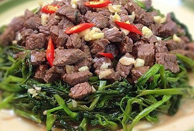 Vi sao an thit trau co the gay ngo doc?