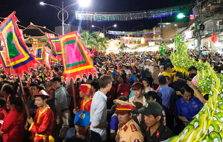 Hàng vạn người dân đổ về lễ hội Vía Bà Chúa Xứ Núi Sam Châu Đốc