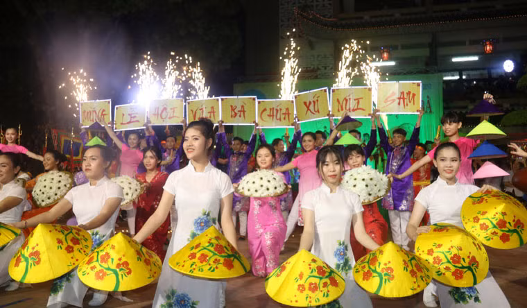 Tiết mục chào mừng lễ hội Vía Bà Chúa Xứ Núi Sam diễn ra ngay khi lễ phục hiện rước Tượng Bà về đến Miếu. Lễ hội sẽ diễn ra đến hết tháng 4 âm lịch.