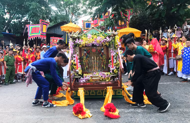 Một ngày nọ, vị bô lão của làng được Bà Chúa Xứ báo mộng và dạy rằng: Phải chọn 9 thiếu nữ đồng trinh lên Núi Sam rước Bà về thờ cúng và đó là Miếu thờ Bà ngày nay. 