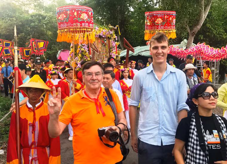 Nhiều du khách nước ngoài có mặt tham gia lễ hội tỏ ra vô cùng thích thú và bày tỏ sự ngưỡng mộ về văn hoá của Việt Nam. 