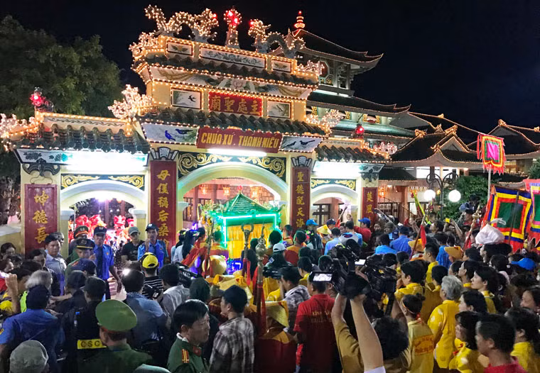 Kiệu rước Tượng Bà về đến Miếu Bà ở phường Núi Sam, thành phố Châu Đốc. 