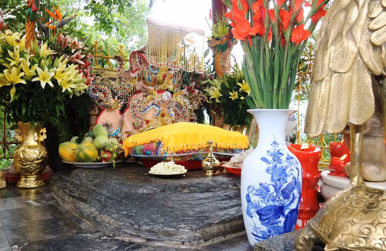 Truyền thuyết kể rằng, từ xa xưa đã xuất hiện Tượng Bà ngự trên bệ đá sa thạch tận đỉnh Núi Sam. 