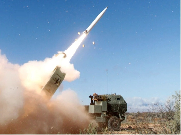 Theo thiết kế ban đầu, vũ khí này có tầm bắn tối đa không vượt quá 500km. Tuy nhiên Lục quân Mỹ đã yêu cầu tăng tầm bắn của PrSM lên tới 750km (xa gấp rưỡi tên lửa đạn đạo chiến thuật Iskander-M của Nga).