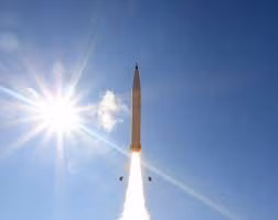 Tuy nhiên, giới quân sự Mỹ cho rằng, tồn tại của PrSM là thiếu phiên bản tên lửa có khả năng tấn công tầm xa tới 2.500km, tương tự như Iskander với biến thể tên lửa hành trình. Nhưng do học thuyết quân sự của Mỹ khác với Nga, sự thiếu sót của PrSM có thể được bù đắp bởi các loại tên lửa tiến công đường không hay từ chiến hạm khác.