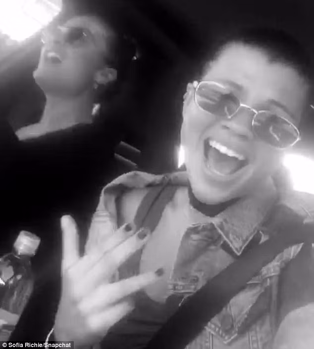 Justin Bieber và Sofia Richie lần đầu tiên bị bắt gặp thân mật với nhau vào ngày 5/8 tại bãi biển Laguna, California.